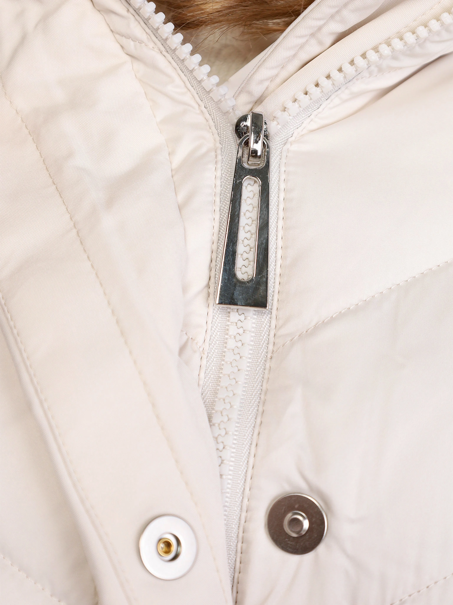 Пуховик светло-бежевого цвета с капюшоном